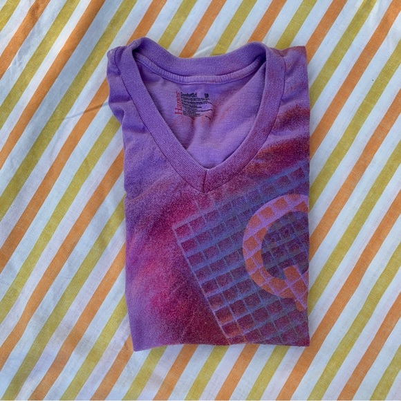 Hanes Handmade V-Neck “Q” Purple Painted Letter Tee One of A Kind Size Small 💜 - Picture 14 of 16